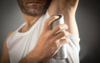 عوارض وحشتناک استفاده از سنگ مرداب/ ارتباط دئودورانت‌ها و شوره سر