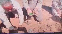 لحظه پیداشدن پیکر یک شهید دانش‌آموز بعد از 43 سال