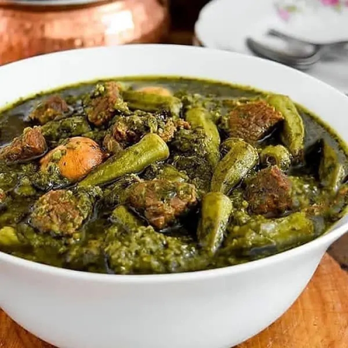طرز تهیه خورش بامیه با سبزی؛ خوشمزه‌ترین ورژن خورش بامیه