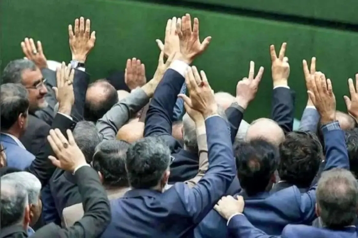 فکر می‌کنند اگر فحش ندهند، به عیار انقلابی‌گری‌شان خراش می‌افتد