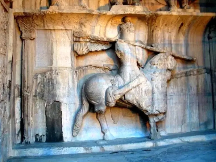 واکنش ناصرالدین‌شاه به طاق حجاری شده بستان: کدام پدر سوخته‌ای ران اسب را شکسته؟!