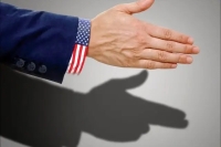 روزنامه کیهان: مذاکره با امریکا فریب است؛ فقط باید تهدید کنیم