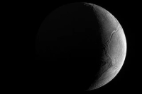 عکس روز ناسا از قمر اسرارآمیز زحل