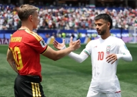 آغوش گرم بعد از تساوی؛/ صمیمیت غیرمنتظره مهدی قایدی و ستاره بلژیک! (عکس)
