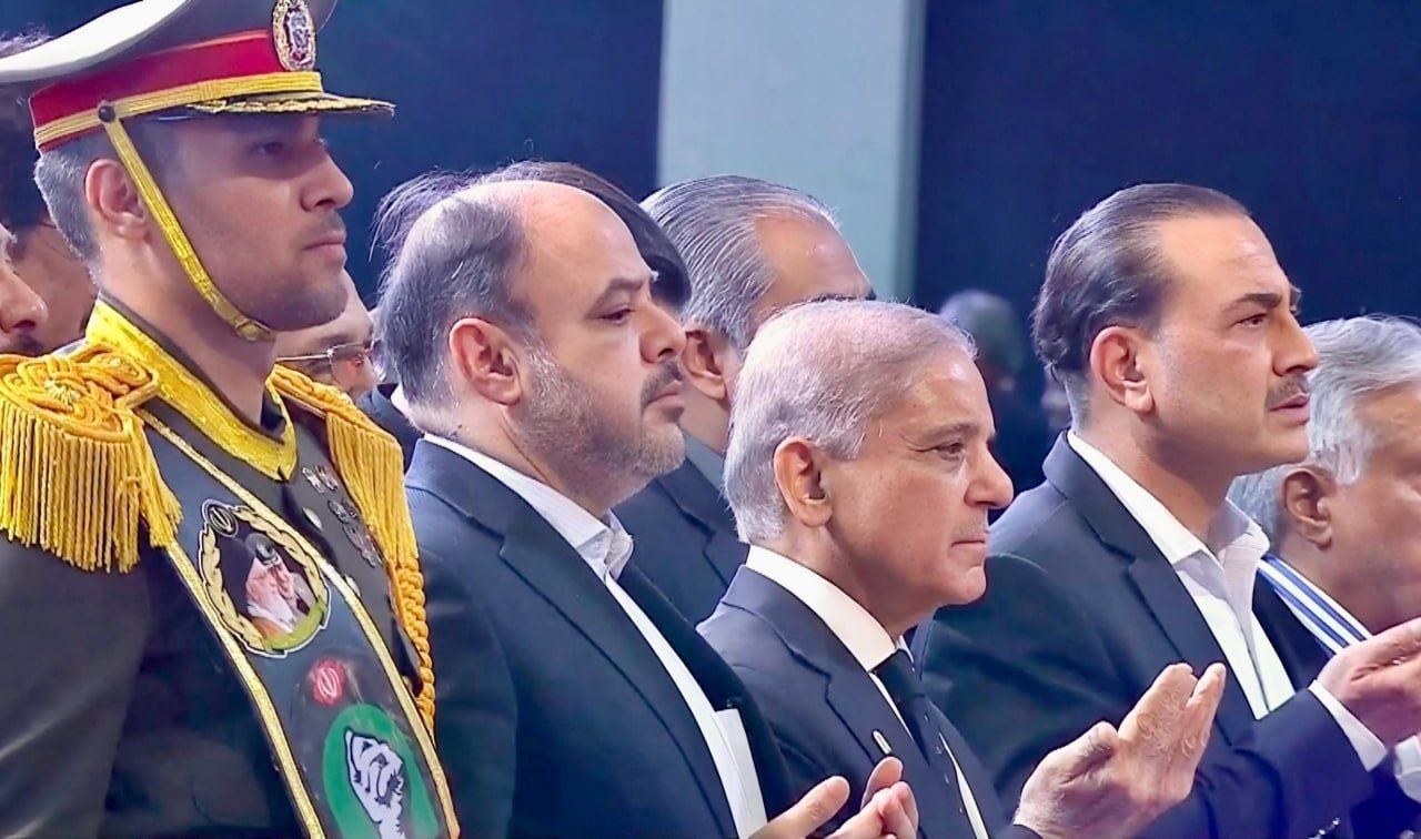 شهباز شریف دفتر یادبود آقای شهید ایران را امضا کرد