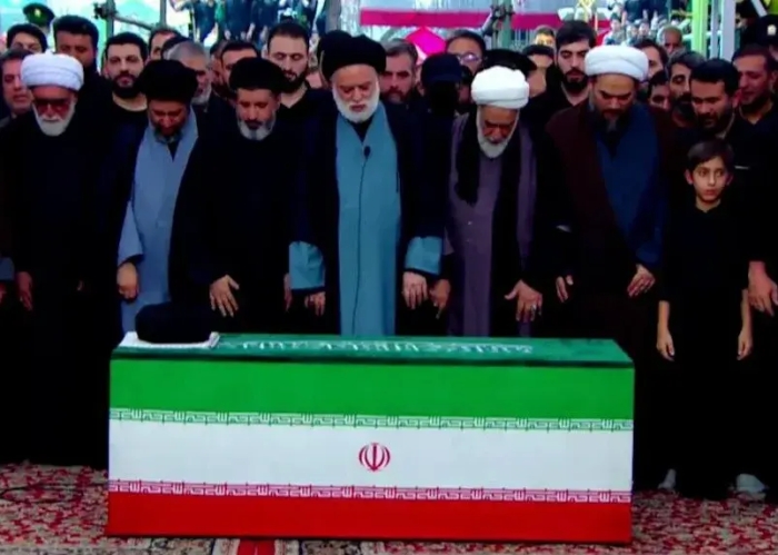 مصطفی خامنه‌ای بر پیکر پدر شهید نماز خواند