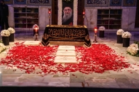 زائران بر مزار رهبر شهید انقلاب