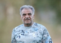 عمو بیژن با تیپ پلوخوری در شهرقدس/ خوشتیپ‌ترین سرپرست، روی نیمکت استقلال(عکس)