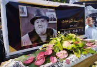 اولین عکس از سنگ مزار اکبر عبدی/نصب سنگ مزار اکبر عبدی در آستانه تولدش