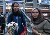 لحظه‌های احساسی روی پله‌های فرودگاه:  قاب تلخ دختران بسکتبالیست: اشک در آغوش پدر (عکس)