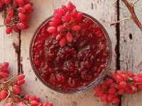 طرز تهیه مربای زرشک تازه با رنگ یاقوتی و طعم ترش‌وشیرین